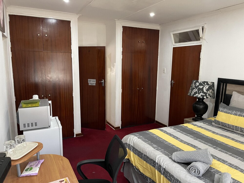 Remarkable 5-bed House in Springs & Nigel