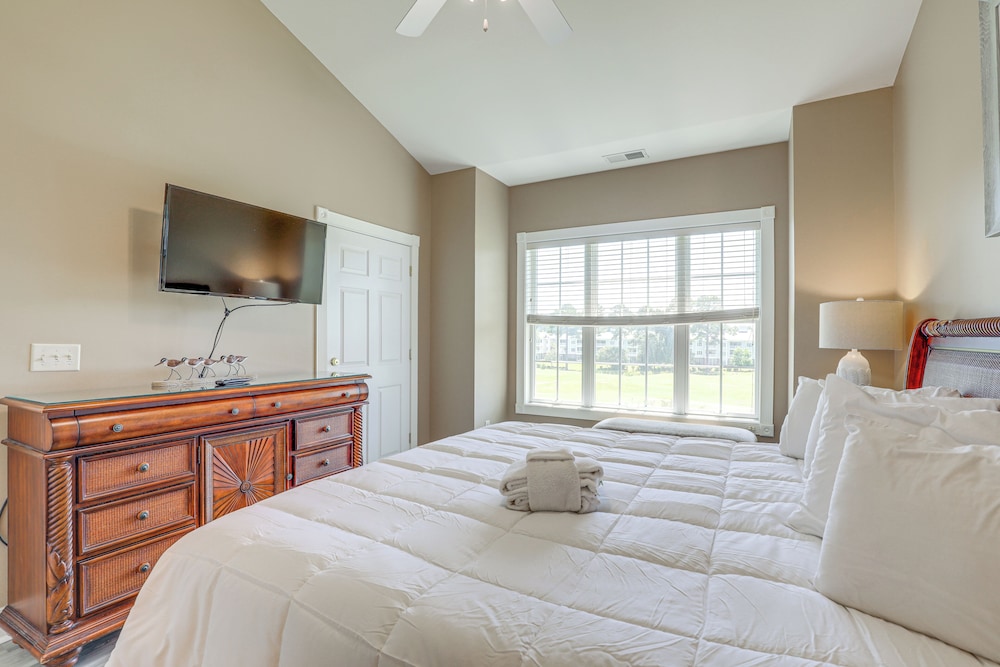 Golf Course View, Pool Access: Myrtle Beach Condo!