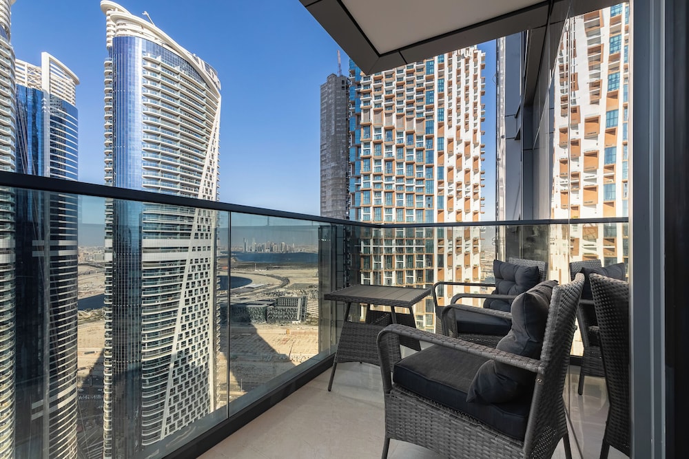 SIMPLY COMFORT Skyline Apts at Nobles Tower with Luxury Burj View
