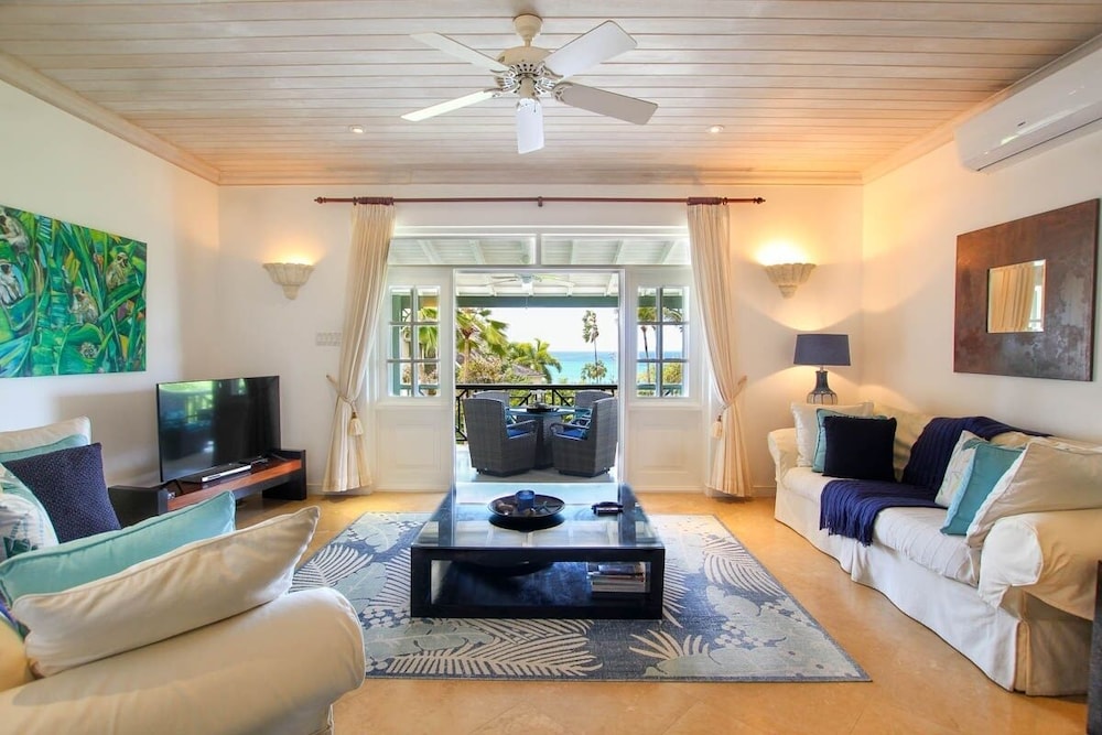 Ocean views apt with shared rooftop pool: Beacon Hill Surf by BSL Rentals