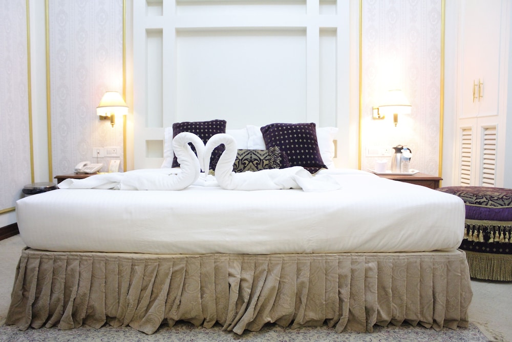 Regant Lake Palace