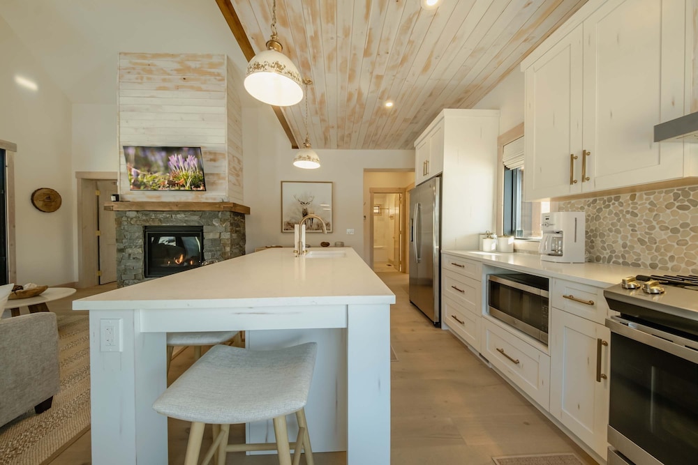 Wilderness Club Nest Modern Cabin Retreat for 9 w/ Hot Tub
