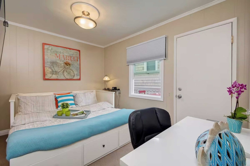 Waterfront Newport Condos w. Dock Access, Walk to Balboa Fun Zone and Beach