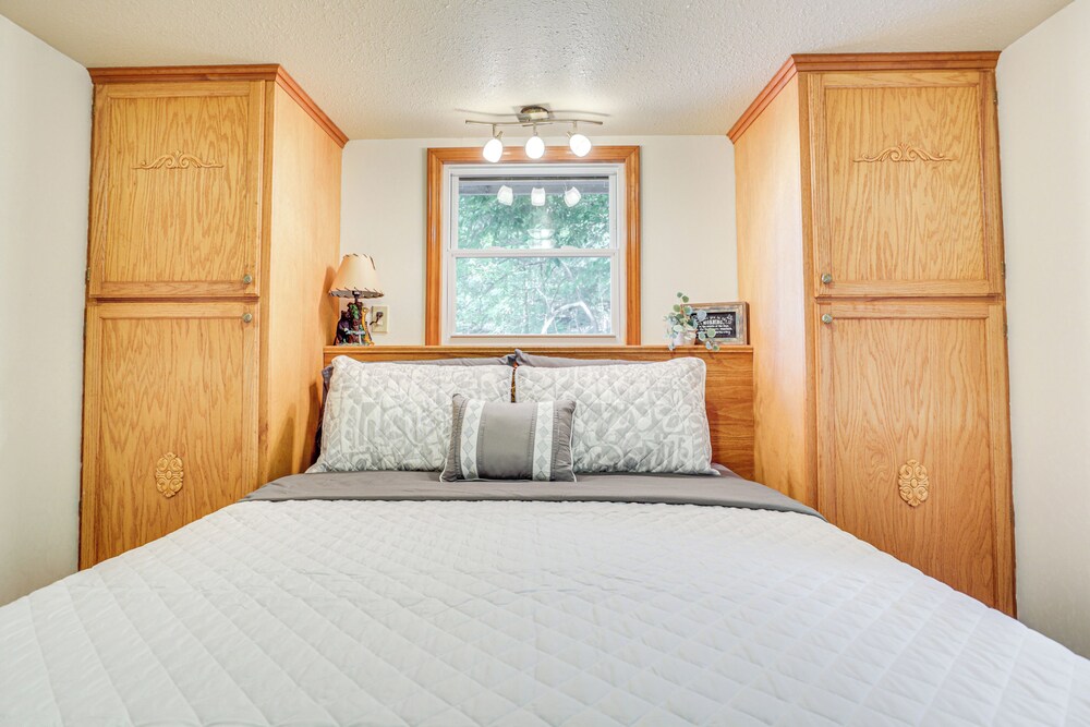 Pet-friendly Cabin w/ Dock & Lake Views in Edwards