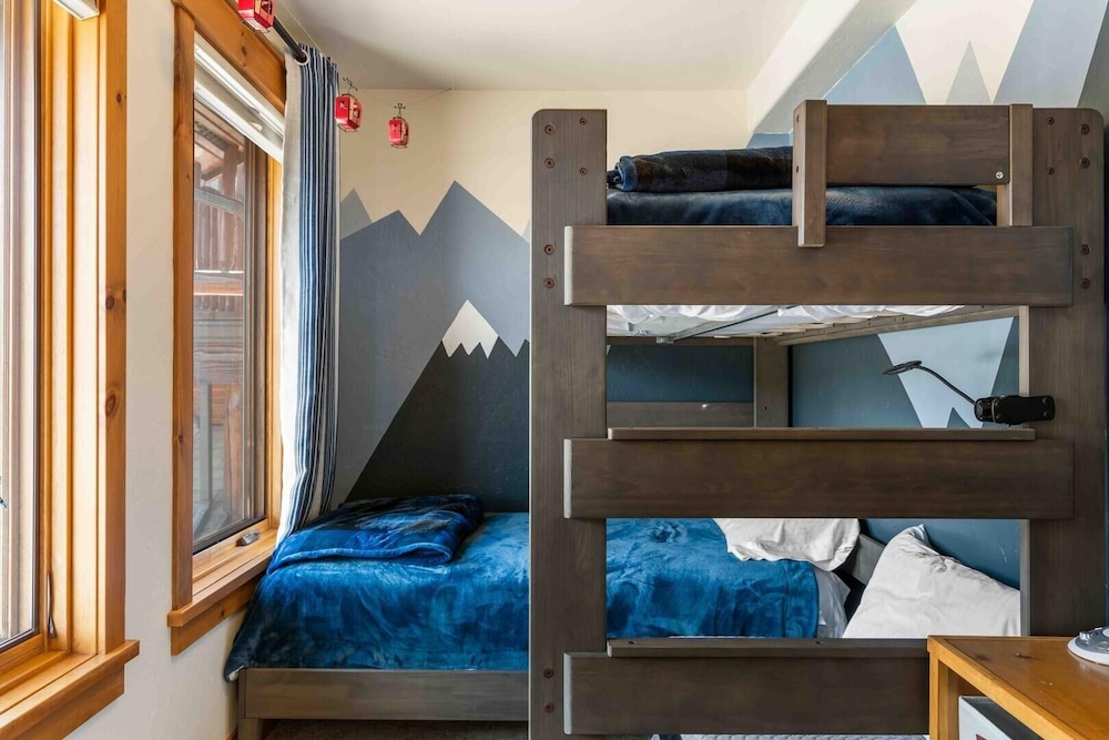 Mount Victoria Lodge #d 3 Bedroom Condo by RedAwning