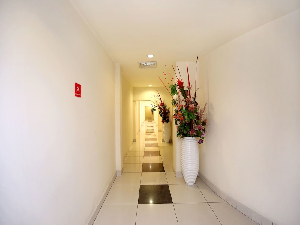 OYO 12989 White Diamond Hotel