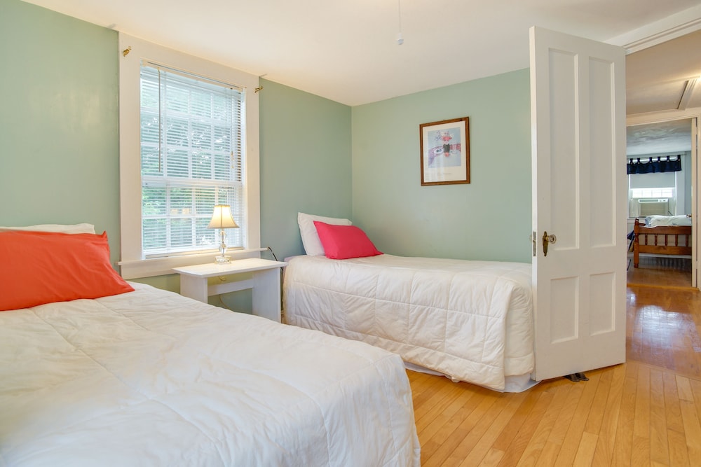 1 Mi to Marina: Hyannis Home w/ Furnished Deck