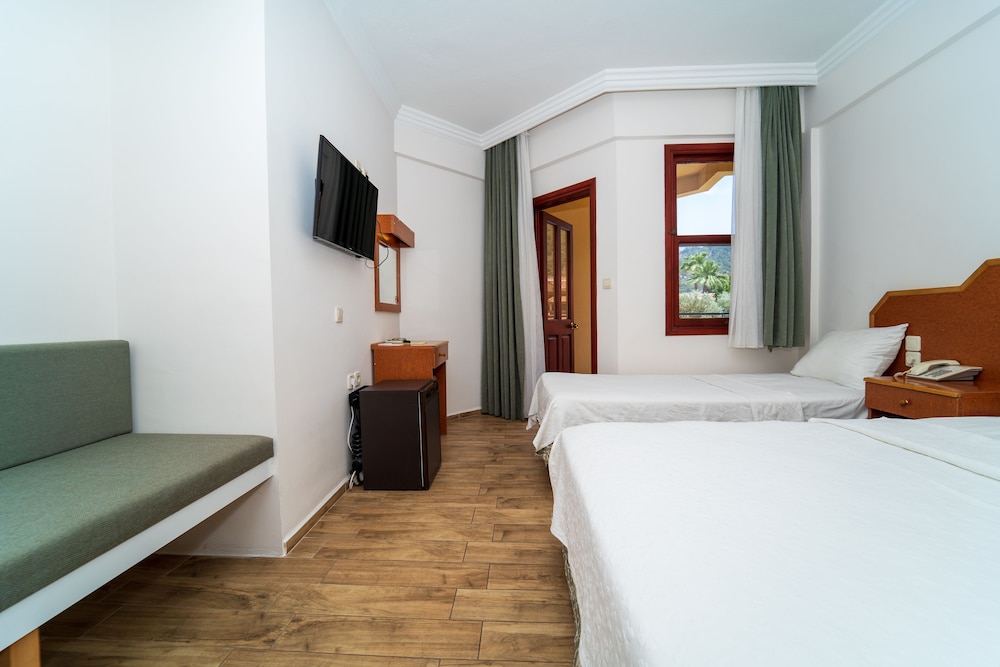 Belcehan Beach Hotel - Image 11
