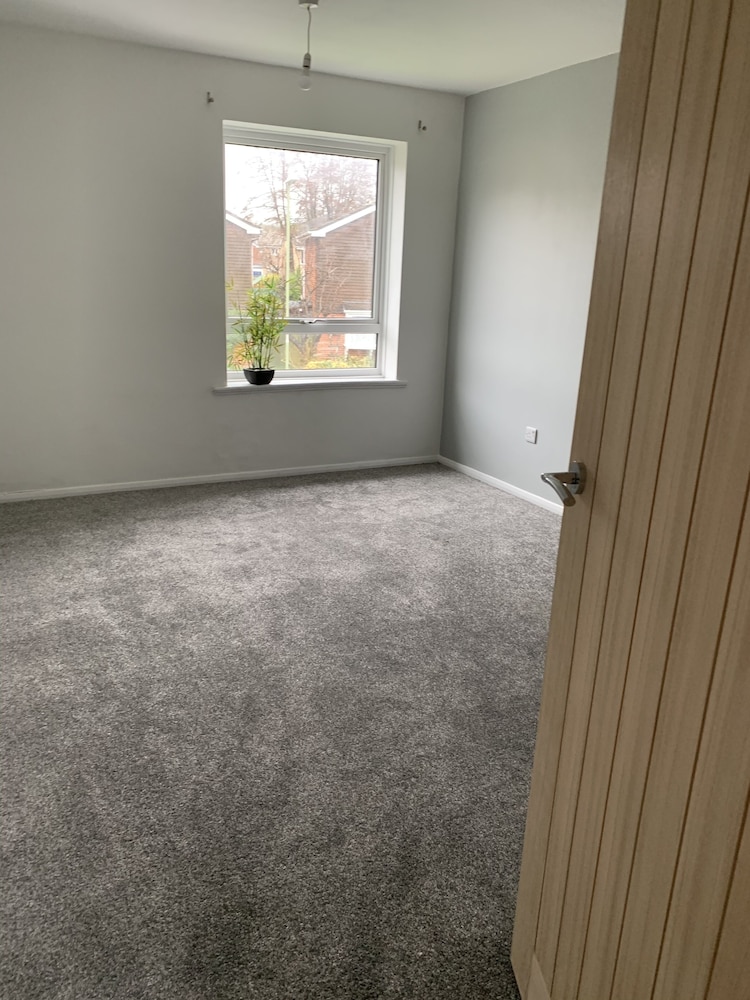 Impeccable 2-bed Apartment in Eastleigh view 3