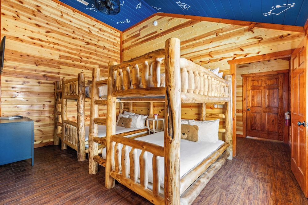 Sleeps 20! Indoor Pool & Home Theater Redesigned Boulder Ridge by Avantstay
