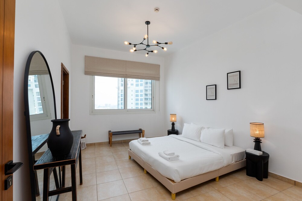 Modern 3BR Maid at the Palm w Pool and Gym