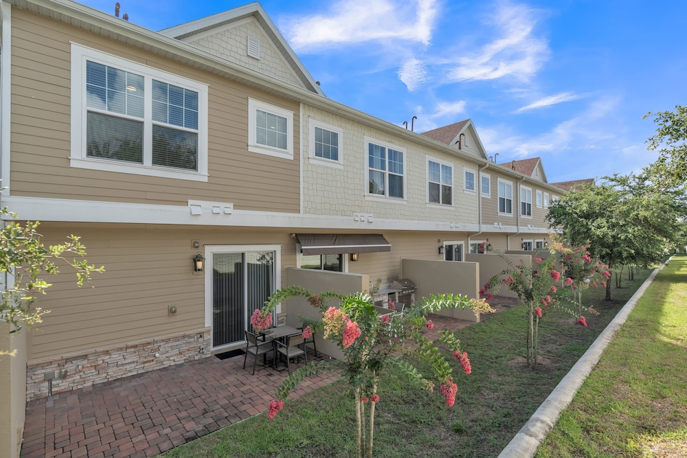 Elegant Townhome Near Disney Private Suites! 4 Bedroom Townhouse by RedAwning