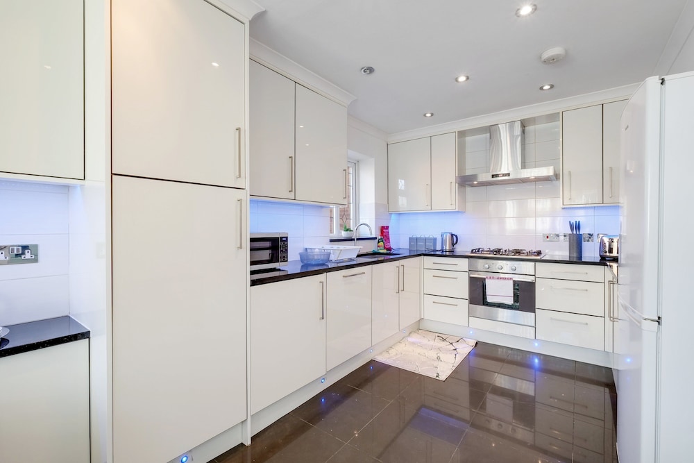 Isher 3 Bedroom 2 Bath Hse with Parking