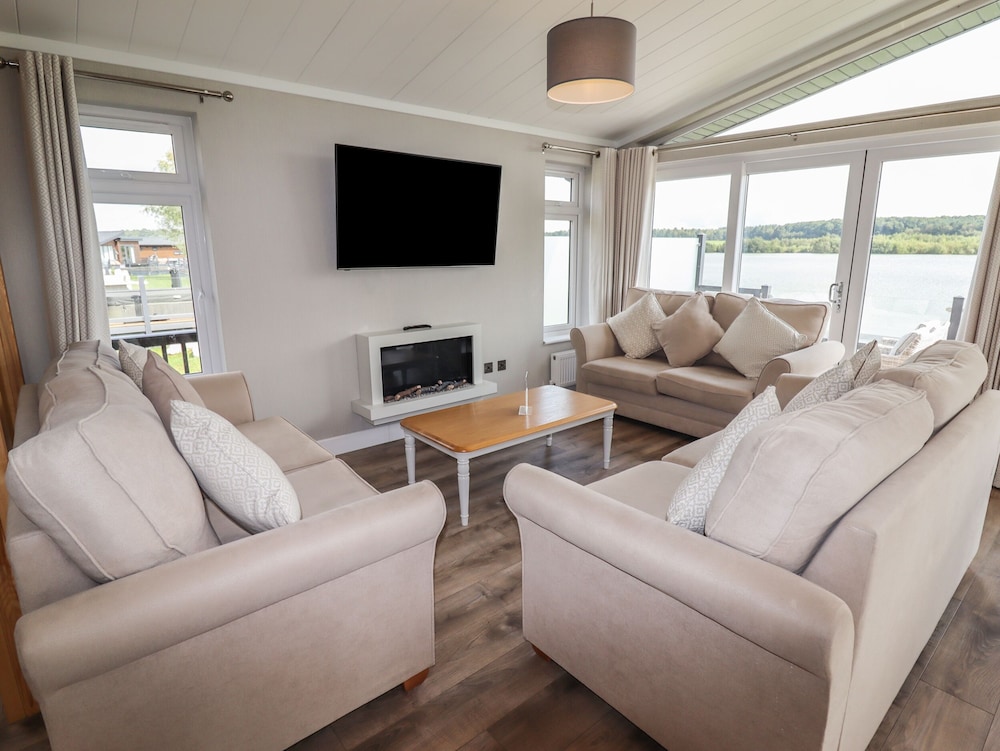40 Delamere Point