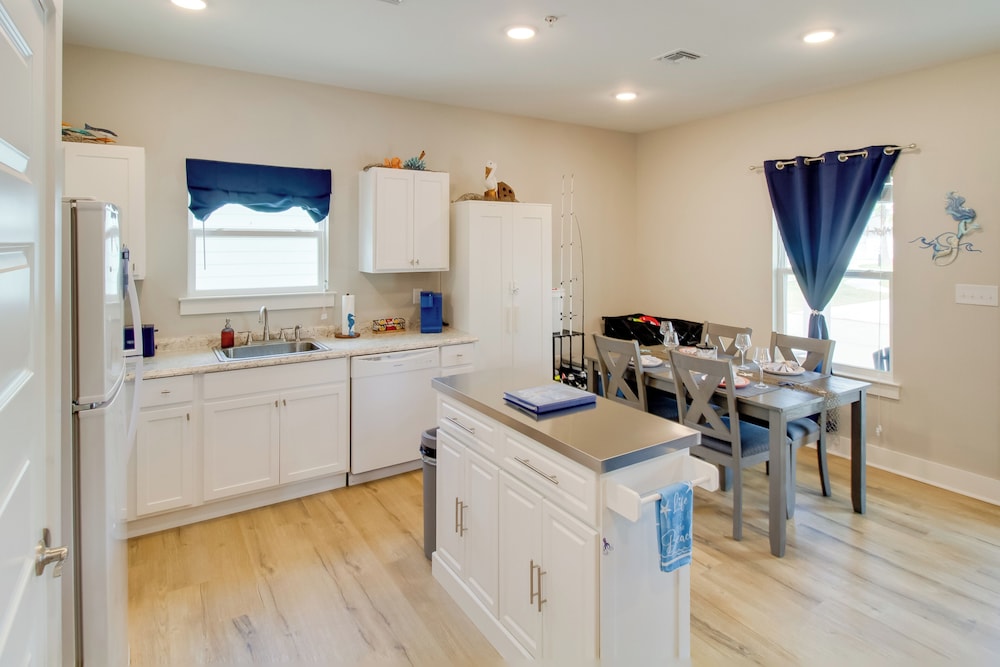 4 Mi to Rockport Beach Park: Home w/ Resort Perks