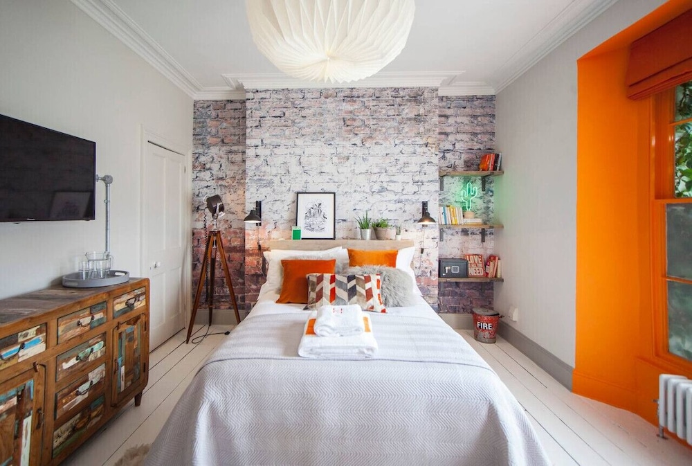 Higgihaus 46 Sleeps 5  Monday - Friday