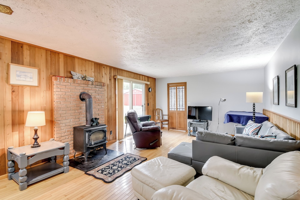 Fishing Pond & Spacious Yard: Quiet Home in Sodus!