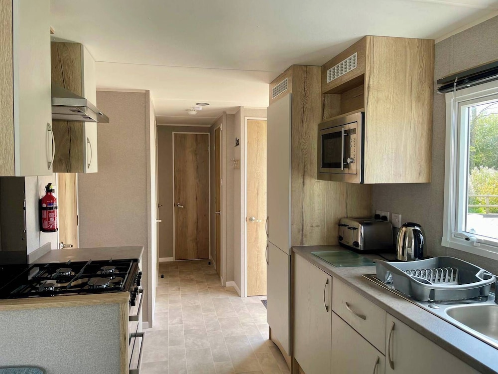 Cosy 3 Bedroom Caravan in South Cerney