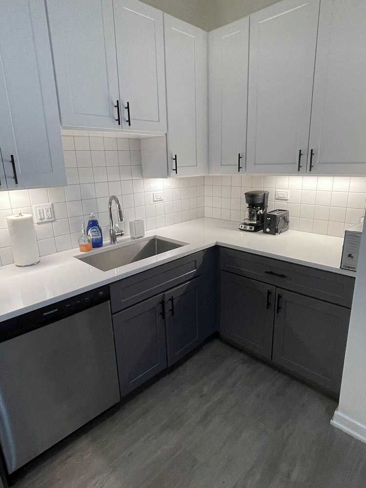 Cozy and Modern Stay in the Heart of C