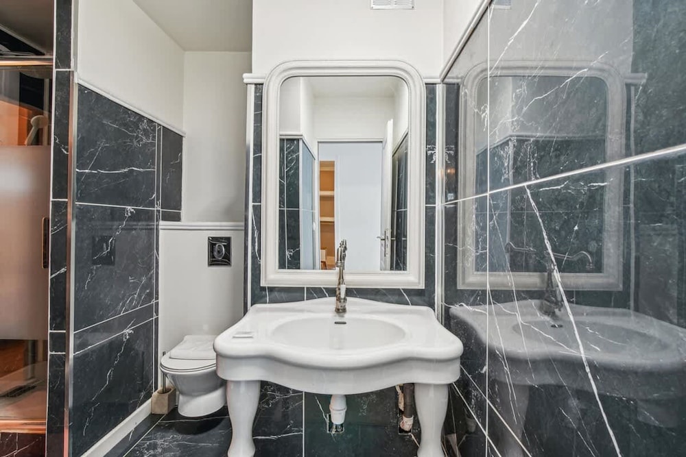 Exceptional Apartment With Terrace - La D Fense
