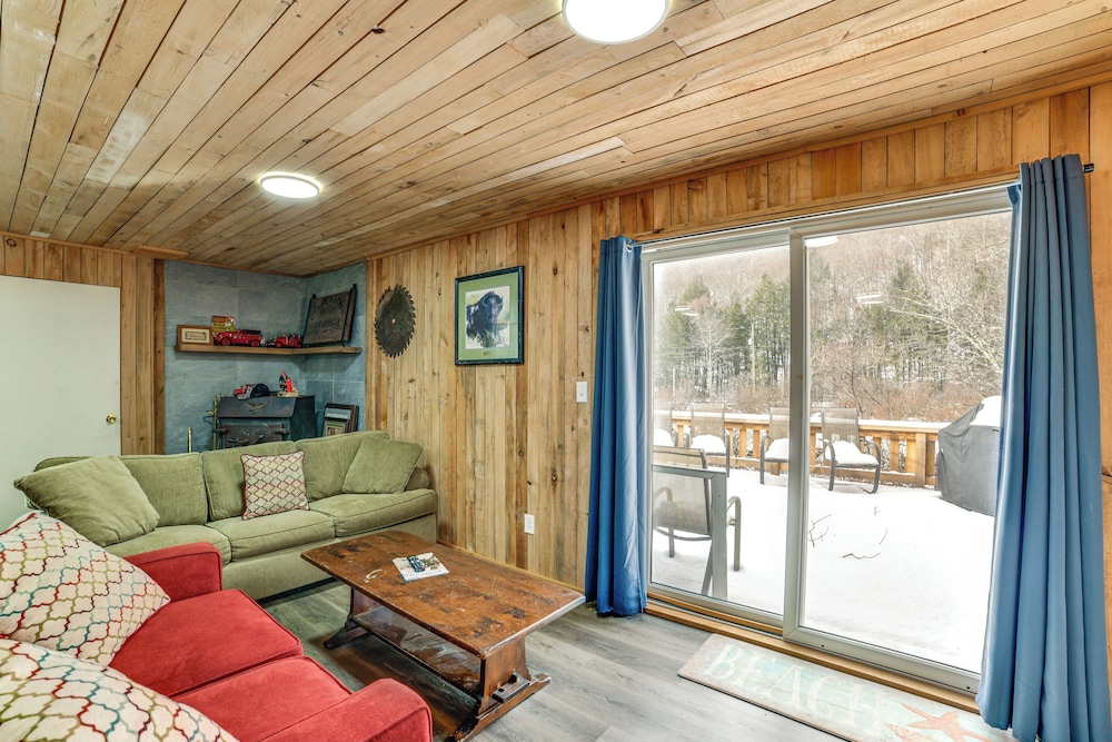Mtn-view Deck & Grill: Creekside Catskills Cabin!
