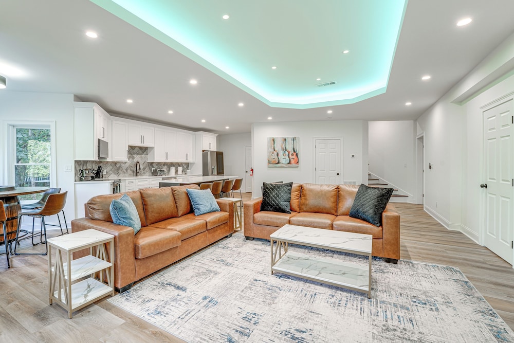 Hot Tub, Decks & 2 Kitchens: Mtn-view Jasper Gem!