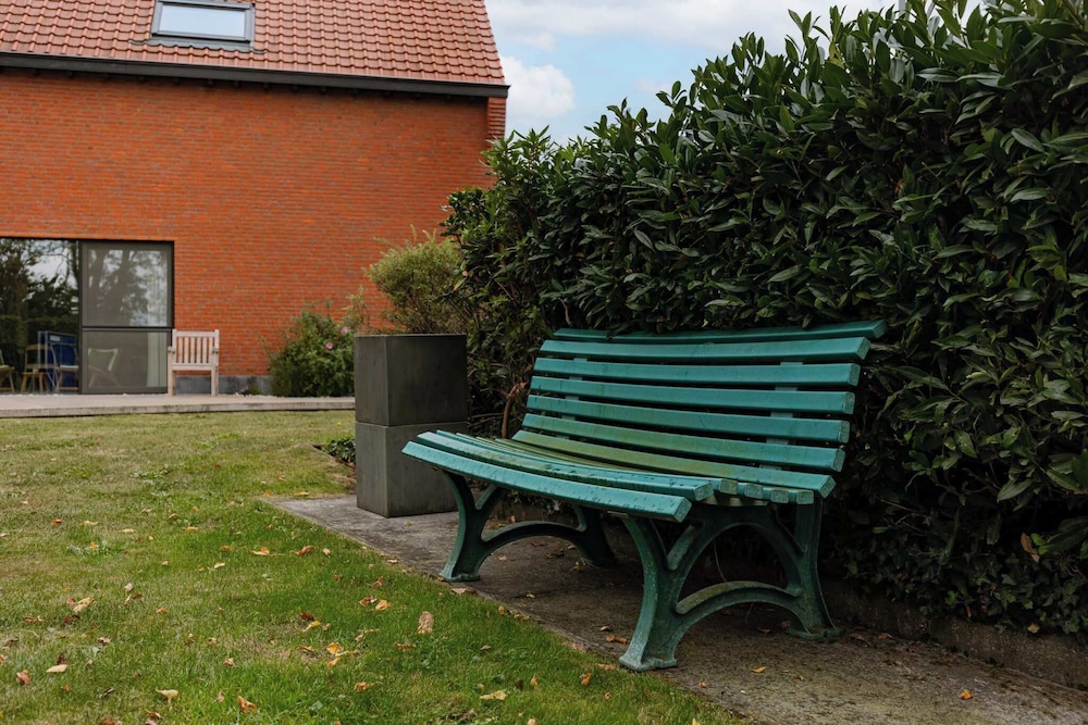 Charming Chic Stay With Garden Views Parking