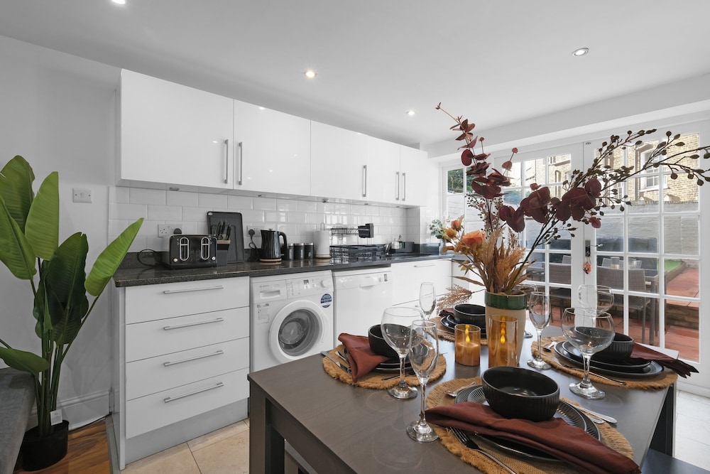 Luxury 3BR 2BA with Hot Tub and Garden