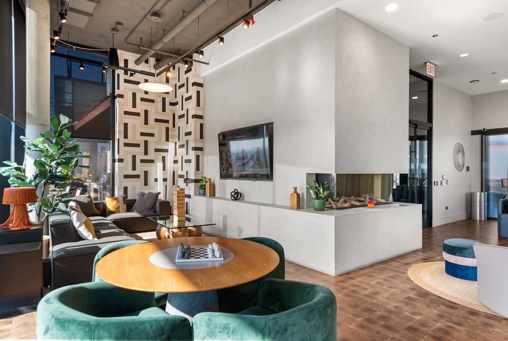 West Loop Getaway Balcony Dining Steps Quiet