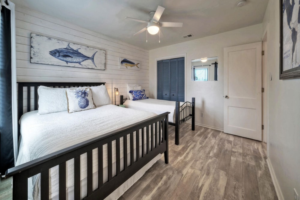 Dual Port A Cottages 2 Complete Homes Walk to the Beach Patio Fully-equipped Kitchens