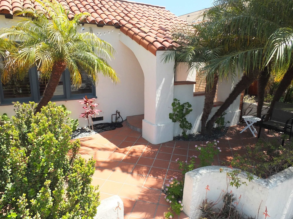 Belmont Shore Coastal Cottage - Cozy Home for 6 - 2 Blocks to Beach