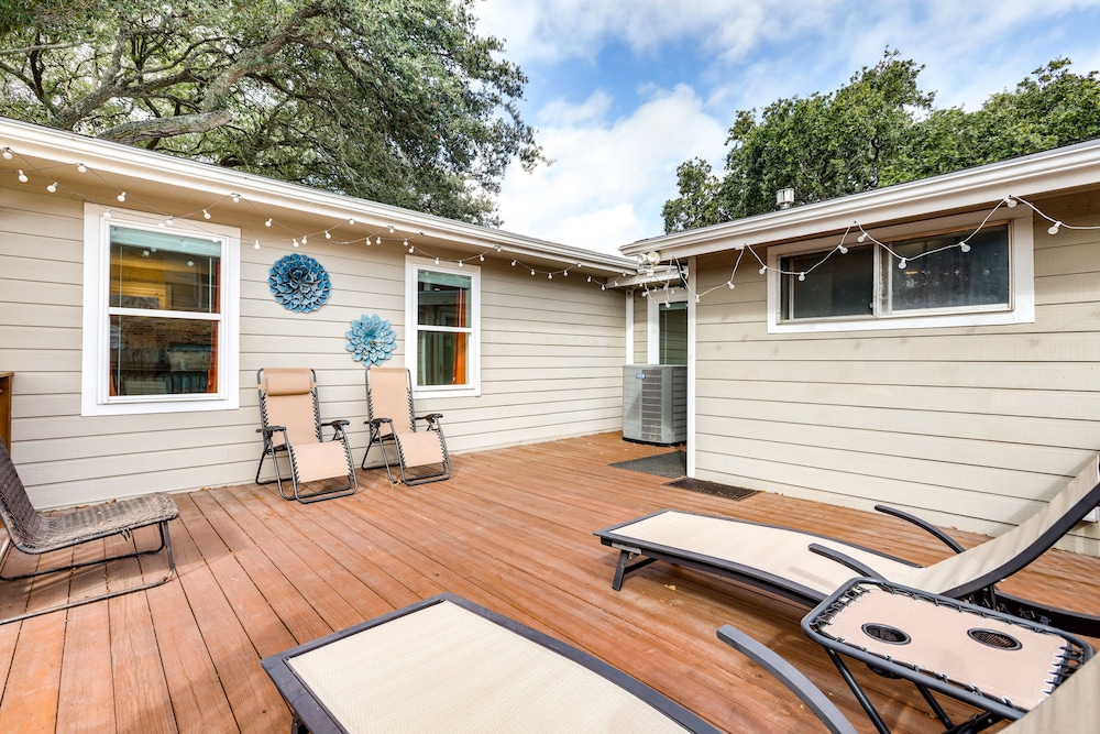 Near Beach & Attractions: Home in Galveston!