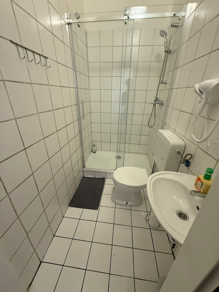 Modern 2BR Apt Steps from Westbahnhof