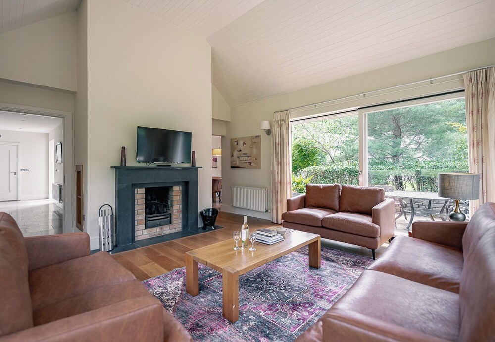 Spacious Kenmare Home to Sleep 8 Free use of Pool Onsite