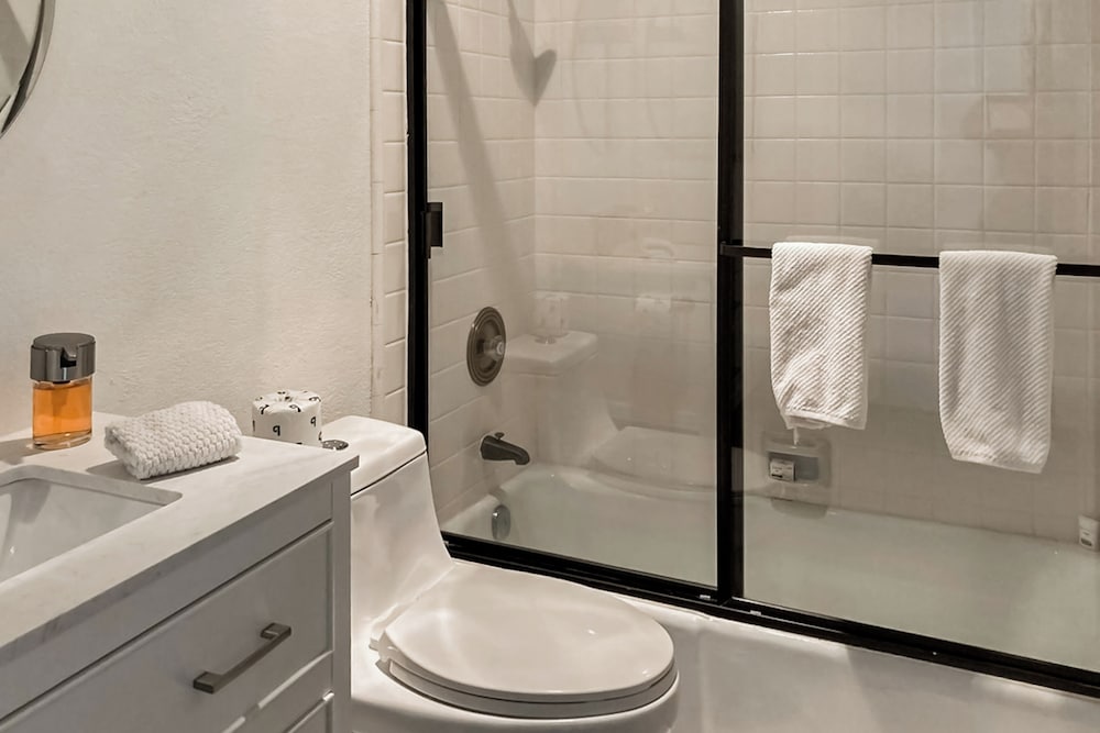 3 BR Lake Condo w/ Shared Pool & Spa