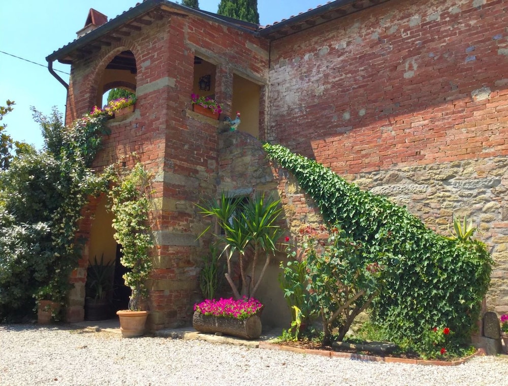 Stunning private villa for 6 guests with private pool, TV, pets allowed and parking