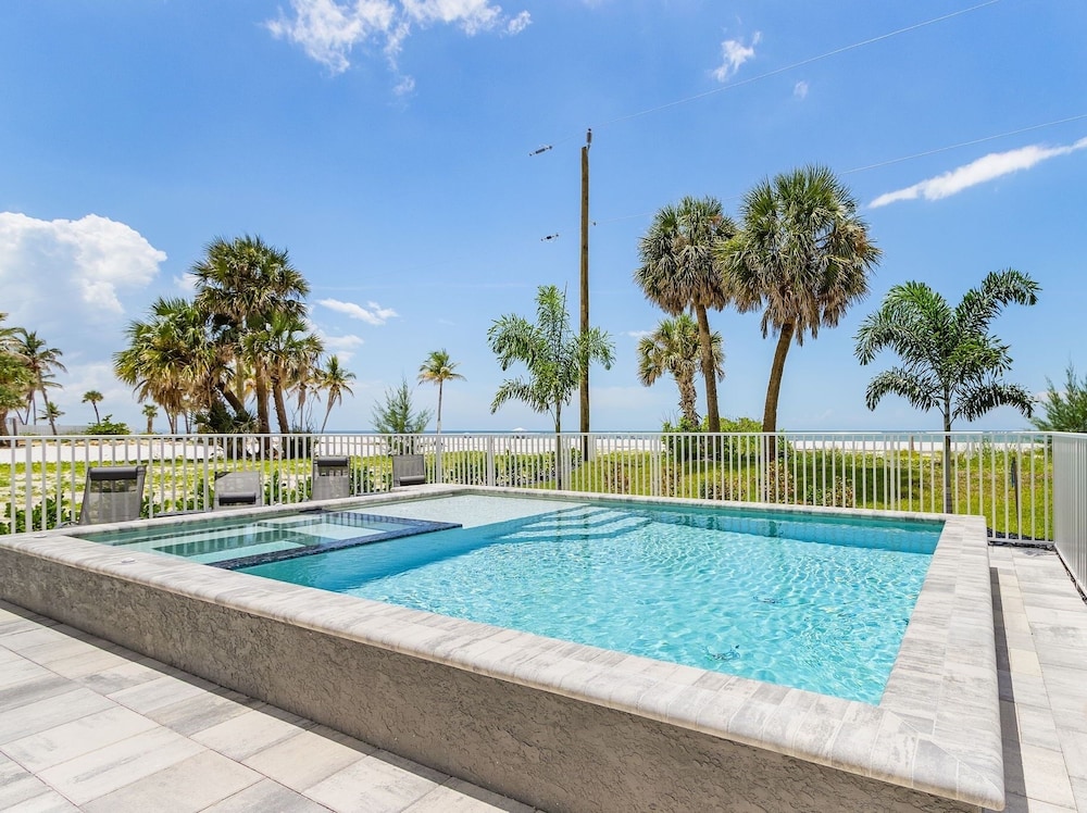 5350 Chasing Sunshine: 5bd/4.5ba Pool Home! 5 Bedroom Home