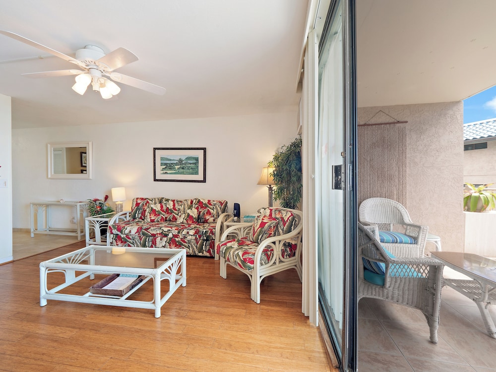 Kona Reef F2 Charming Oceanfront Condo for 4!