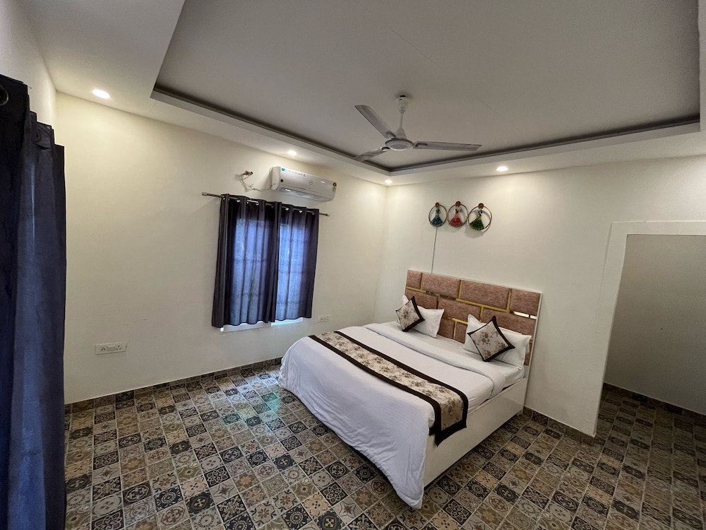 GoBravo 16 3BHK Farm with Pool & Lawn Sec150 Noida