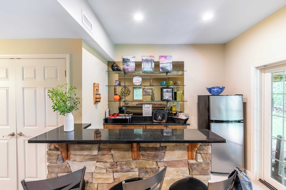 Highland Hideaway by Avantstay Group Poconos Retreat w/ Patio + Game Room