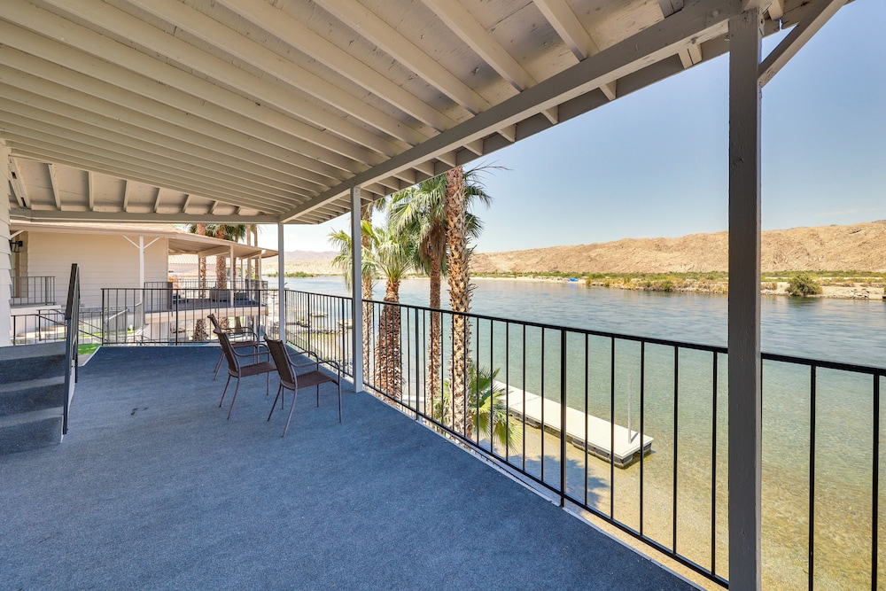 Colorado River Views: Waterfront Bullhead Home