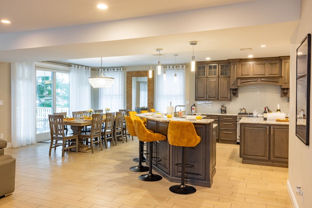 Spacious 6BR Beach Home With Elevator Decks - Ideal for Family Holidays Winter Escapes