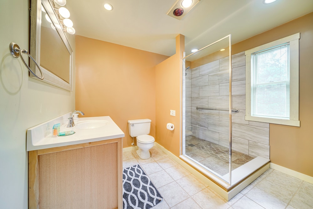 14 Mi to Dtwn Louisville: Holiday Vacation Home!