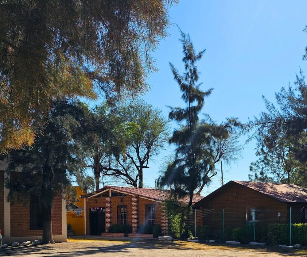 Parque Girasoles Balneario & Cabañas
