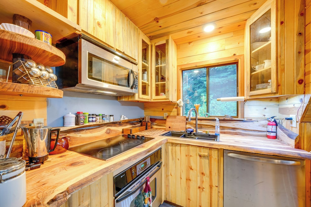 Explore Mt St Helens: A-frame Chalet w/ Deck!