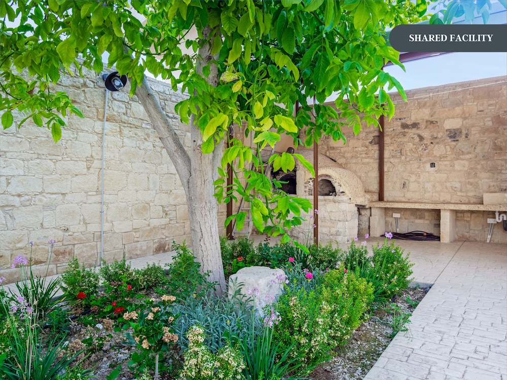 Sanders Andre Marie - Cute Studio w - Shared Garden