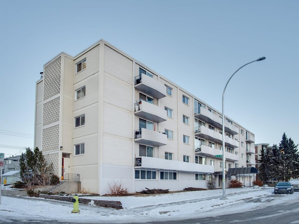 Gorgeous 2Br Condo w Parking Patio Coffee - Image 1