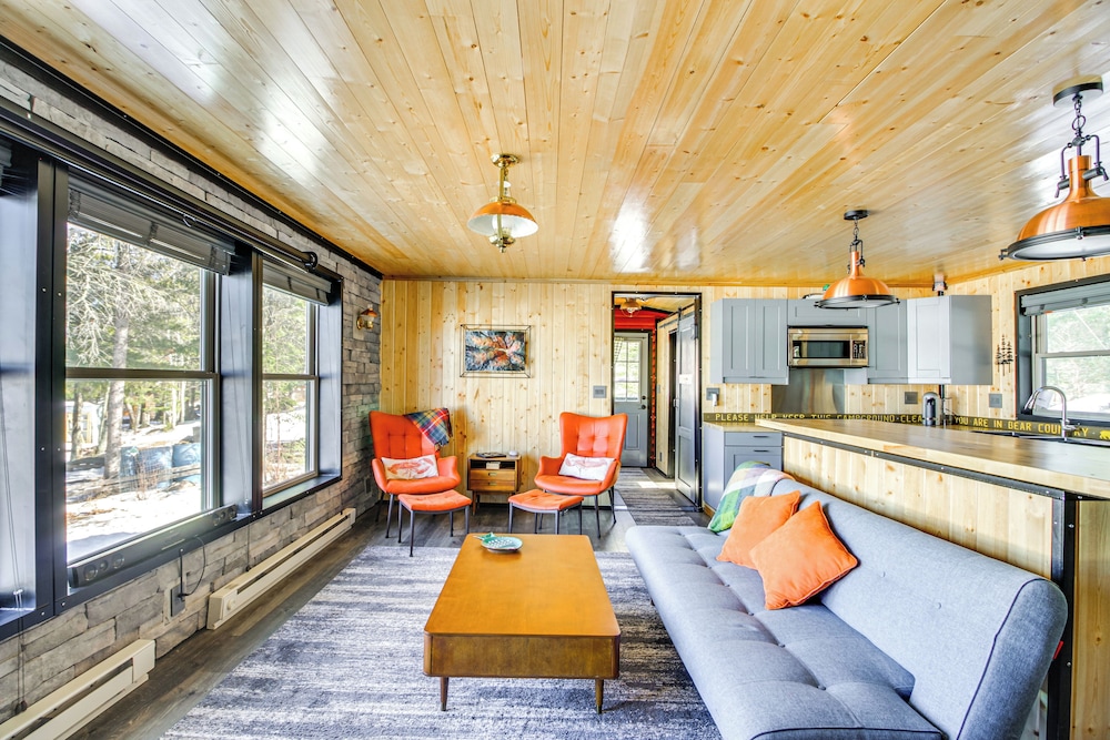Lakefront Cabin on Lake Vermilion: Dock, Boat Lift