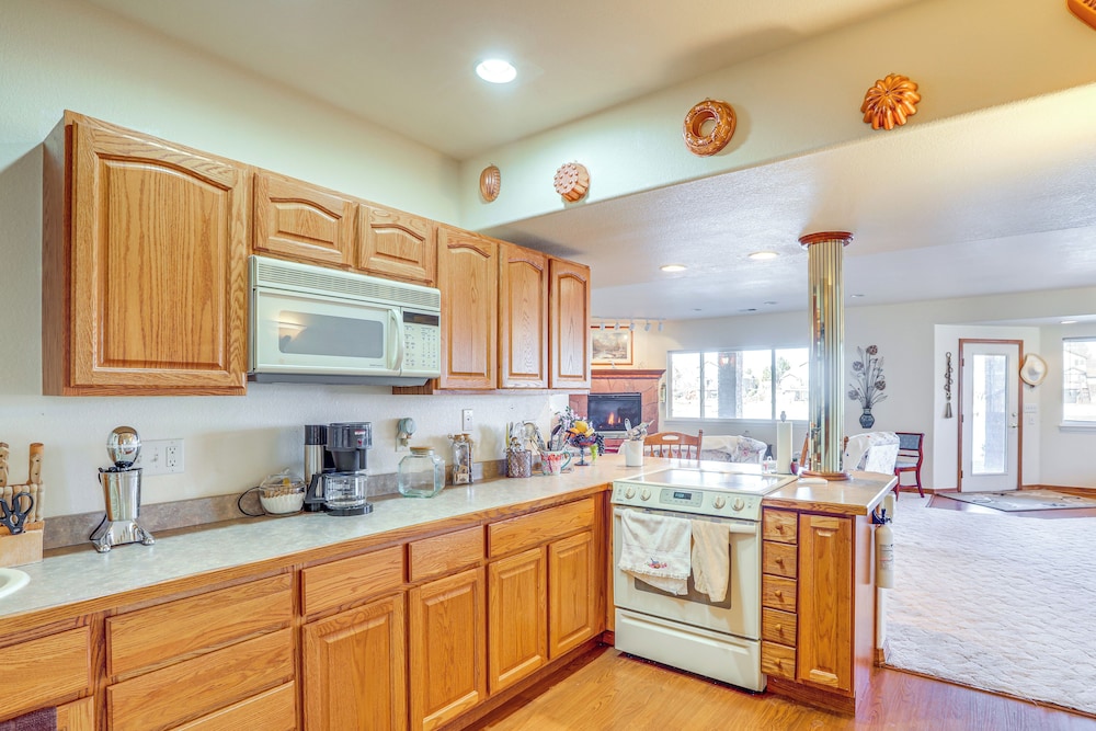7 Mi to Dtwn Denver: Lakefront Gem w/ Dock!