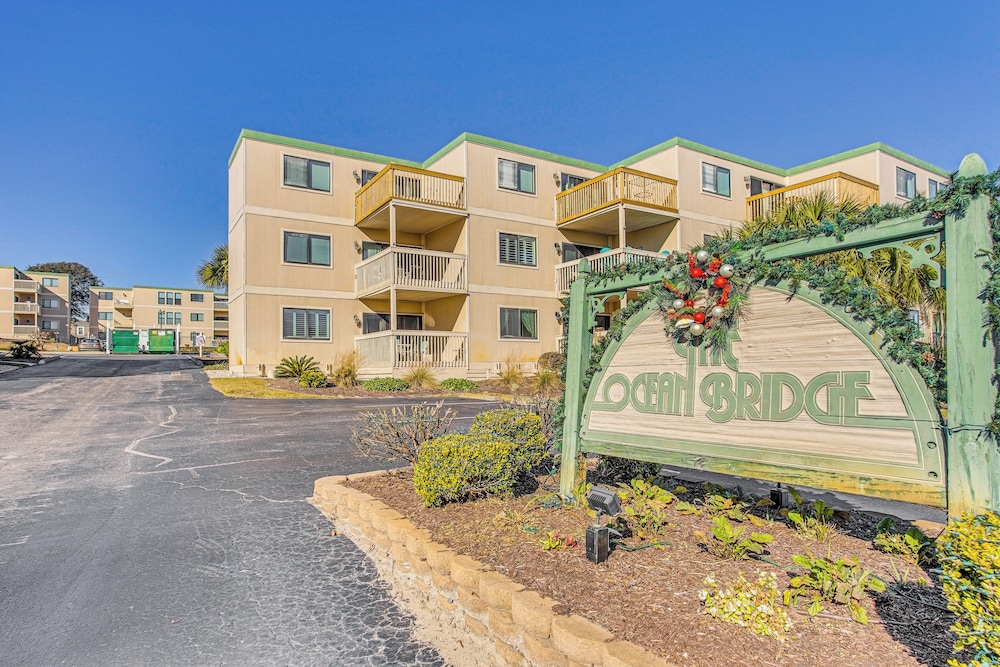 Walk to Ocean: Pool-view Condo in Myrtle Beach!